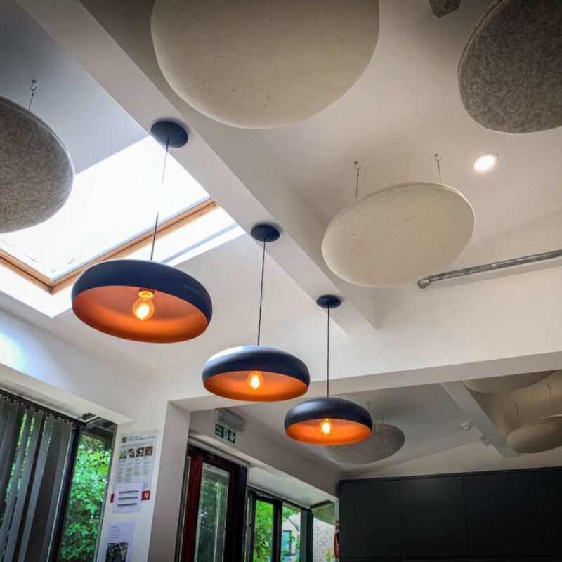 Radeau acoustique en forme de cercle suspendu de The Woolly Shepherd